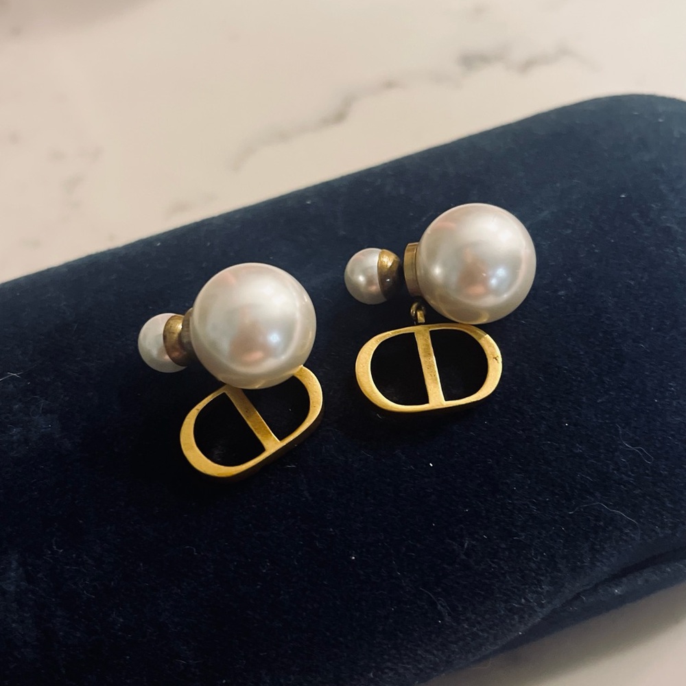 Elegant Gold and Pearl Earrings